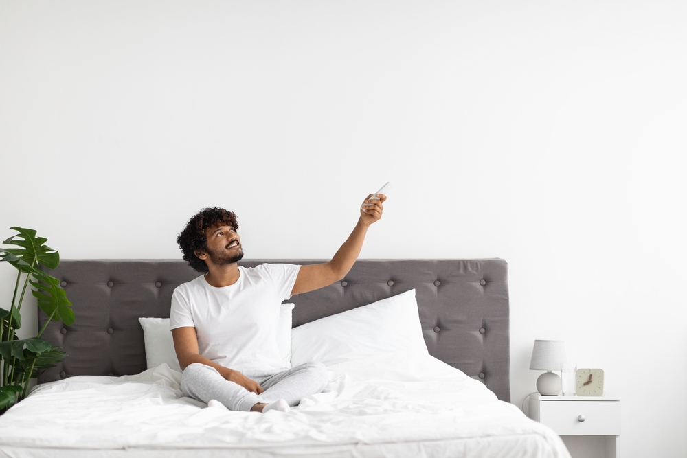 menyalakan AC di kamar tidur