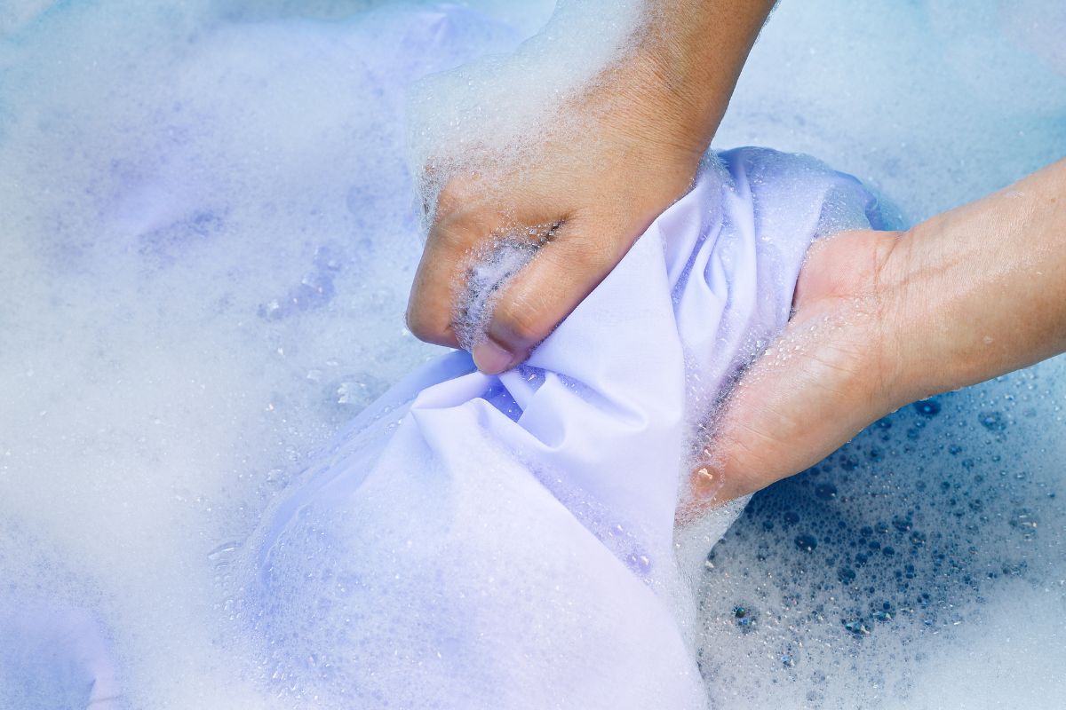 mencuci kain putih dengan tangan