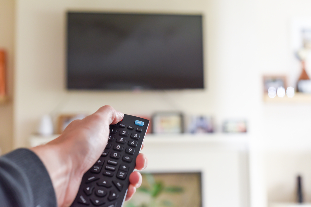 menggunakan remote TV