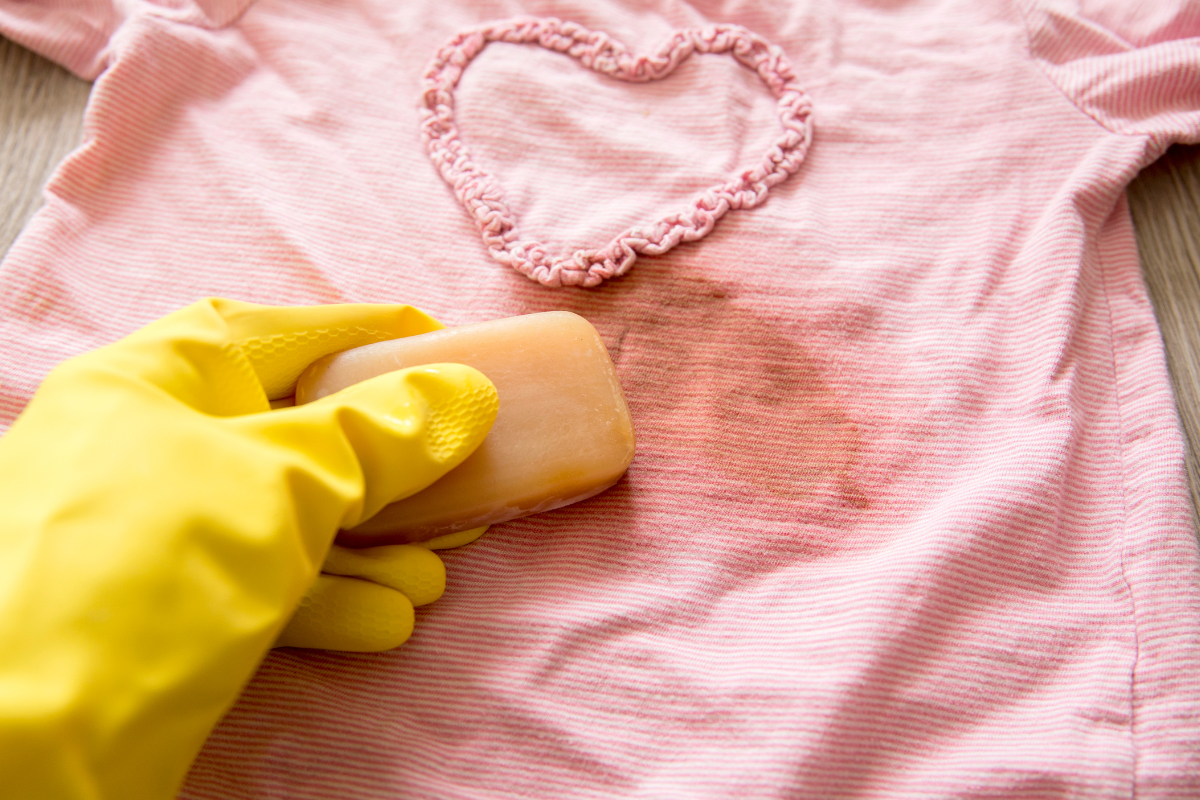 noda getah di baju pink