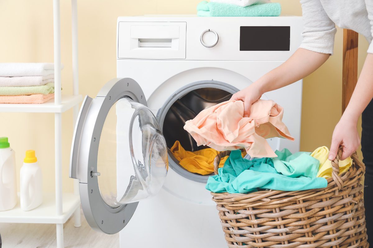 memasukkan pakaian kotor dalam mesin cuci satu tabung