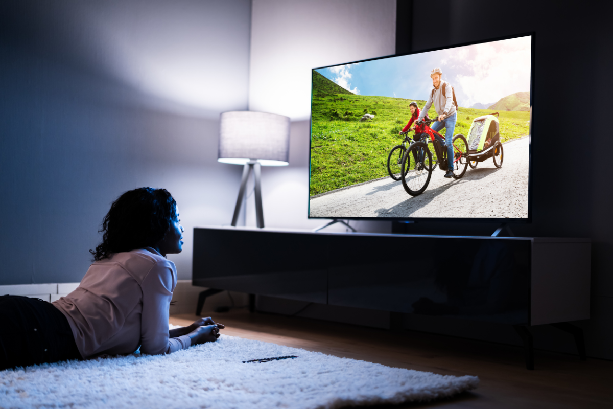 anak perempuan menonton tv