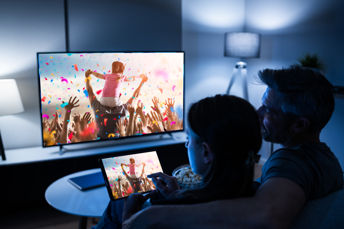 trend terbaru teknologi tv dengan konektivitas dengan gadget