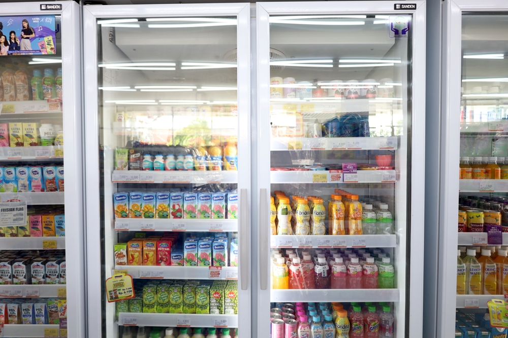 showcase kulkas berisi makanan dan minuman