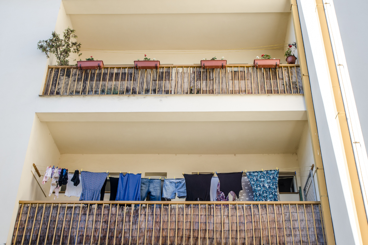 menjemur baju di balkon