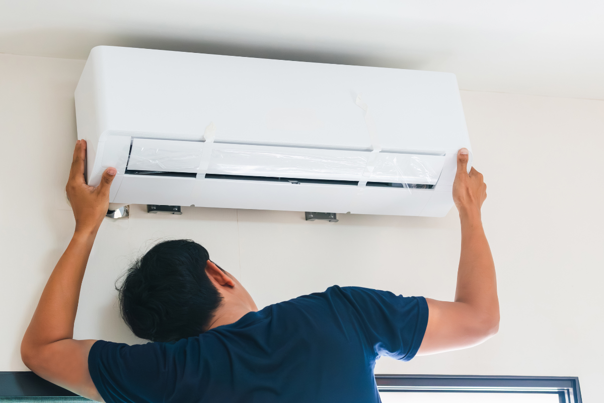 laki-laki memasang ac