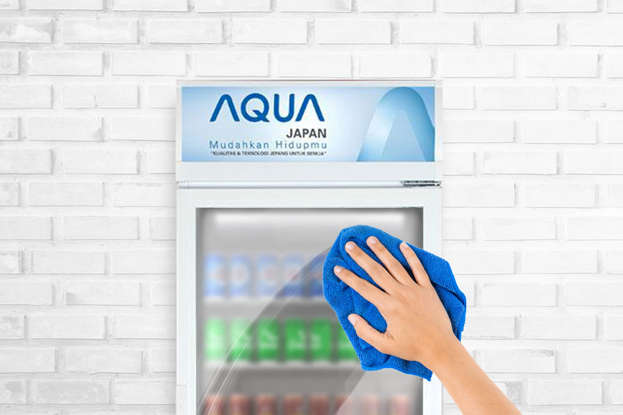 membersihkan showcase AQUA Elektronik