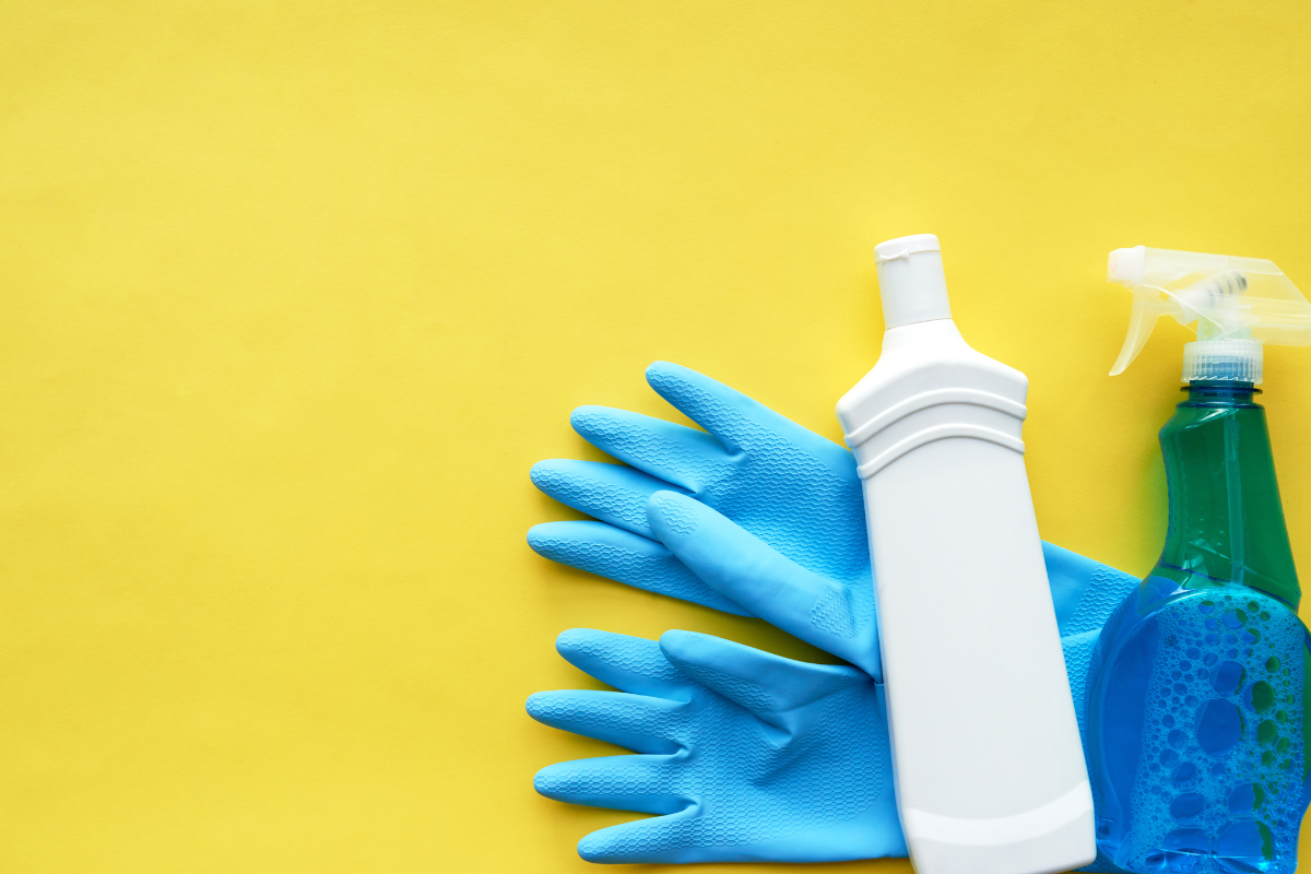 pemutih, sabun pencuci piring, dan sarung tangan latex