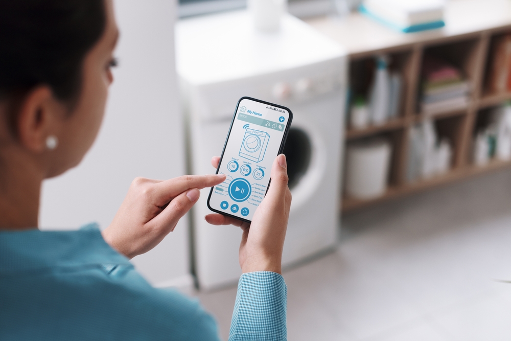 perempuan memegang handphone