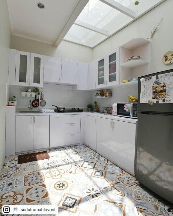 dapur bentuk u dengan jendela atas