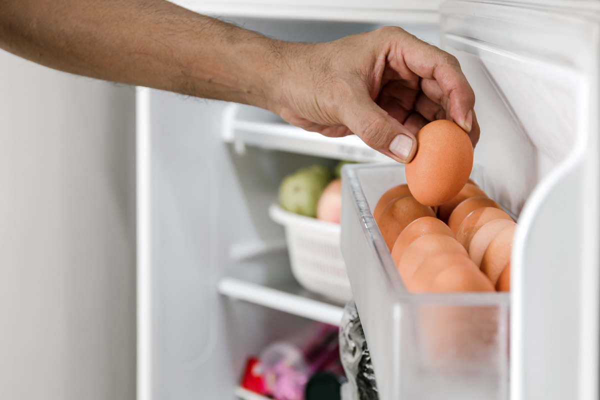 telur diletakkan di kulkas