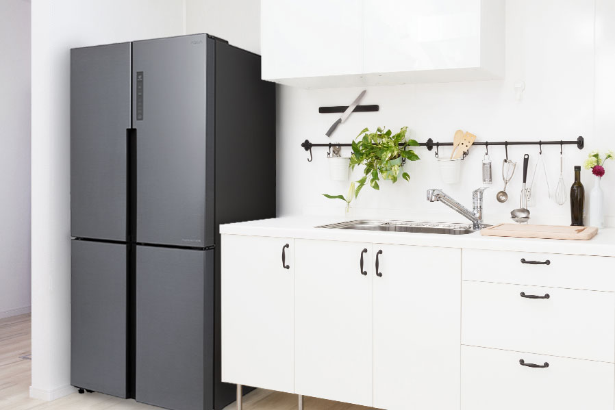 kulkas berwarna hitam di dapur