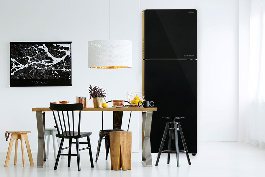 kulkas berwarna hitam dalam ruangan