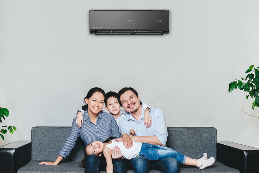 bersama keluarga di bawah ac